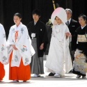 Japonsko a svatebčané v kimonech.